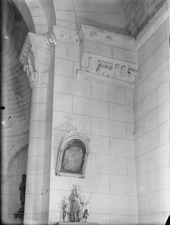 Intérieur, à l'entrée du chœur côté sud : détail de chapiteau, face ouest, et ressaut sculpté sous le pendentif