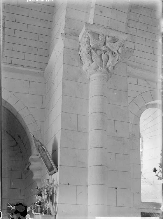 Intérieur, à l'entrée du chœur côté nord : détail de chapiteau, face sud, avec deux colombes à queue de serpent buvant dans un calice