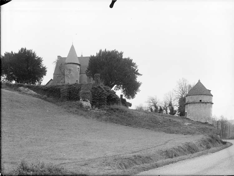 Face sud, à droite : pigeonnier couvert en lauze