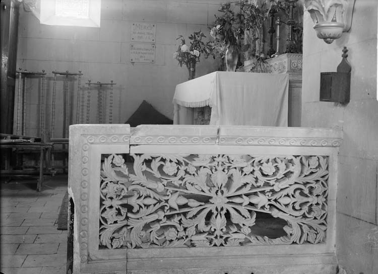 Table de communion en pierre sculptée ajourée, dans la chapelle nord