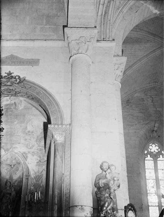 Intérieur, pile nord-est de la croisée du transept, face ouest : chapiteau et mur du croisillon nord