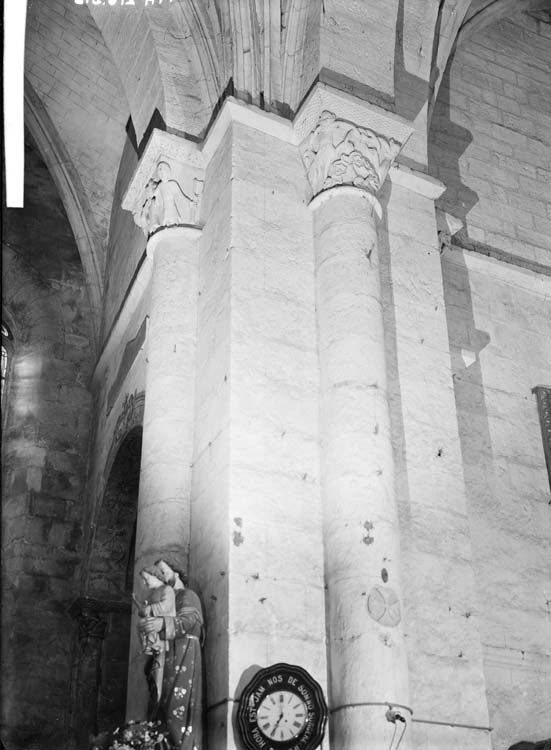 Intérieur, pile nord-est de la croisée du transept, angle sud-ouest : chapiteau