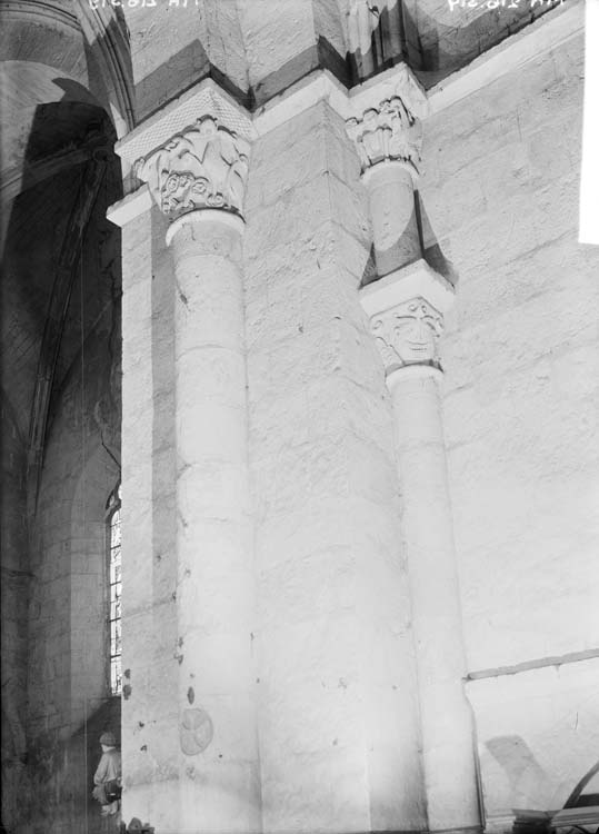 Intérieur, pile nord-est de la croisée du transept, angle nord-est : chapiteau et mur du chœur