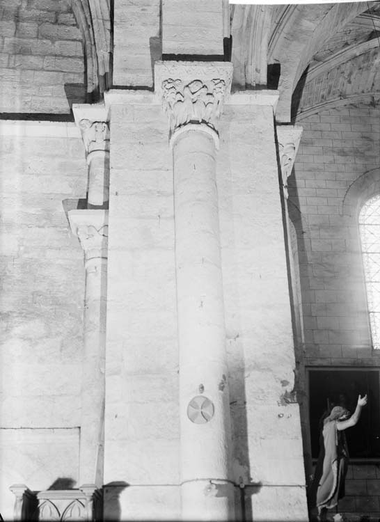 Intérieur, pile sud-est de la croisée du transept, face nord : chapiteau