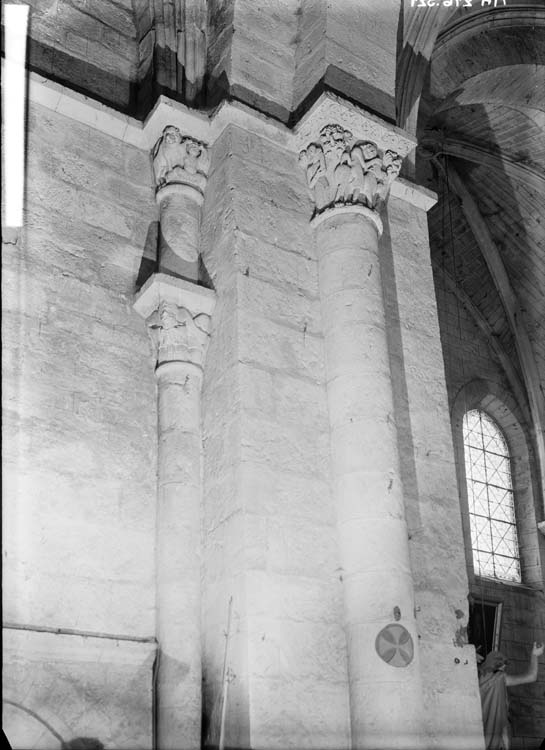 Intérieur, pile sud-est de la croisée du transept, angle nord-est : chapiteau