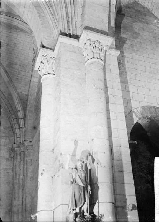 Intérieur, pile sud-est de la croisée du transept, angle nord-ouest : chapiteau