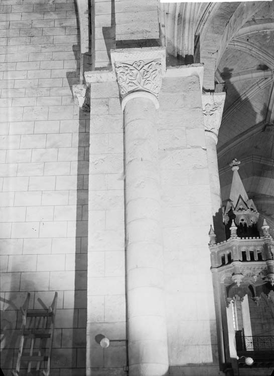 Intérieur, pile sud-ouest de la croisée du transept, face est : chapiteau