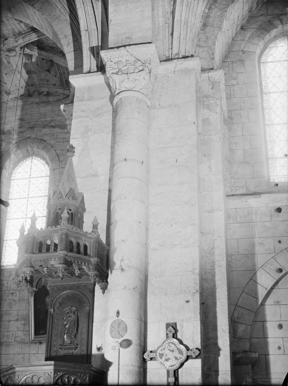 Intérieur, pile sud-ouest de la croisée du transept, face nord : chapiteau