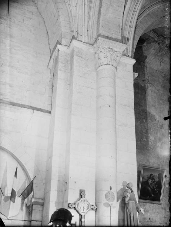 Intérieur, pile nord-ouest de la croisée du transept, face sud : chapiteau