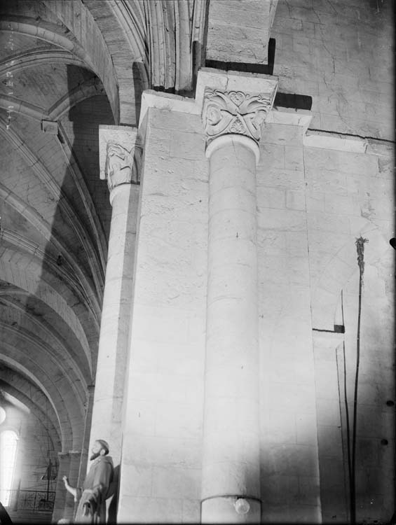 Intérieur, pile nord-ouest de la croisée du transept, face est : chapiteau