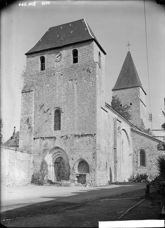 Façade ouest de l'église : clocher barlong