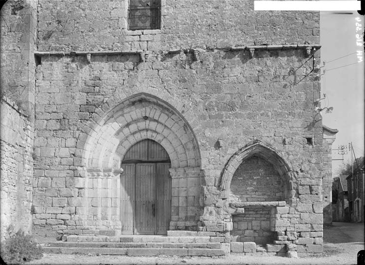 Façade ouest de l'église, partie inférieure : portail et enfeu