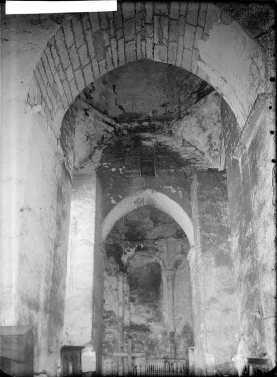 Intérieur de la chapelle appuyée au mur d'enceinte de l'abbaye : coupole et chœur