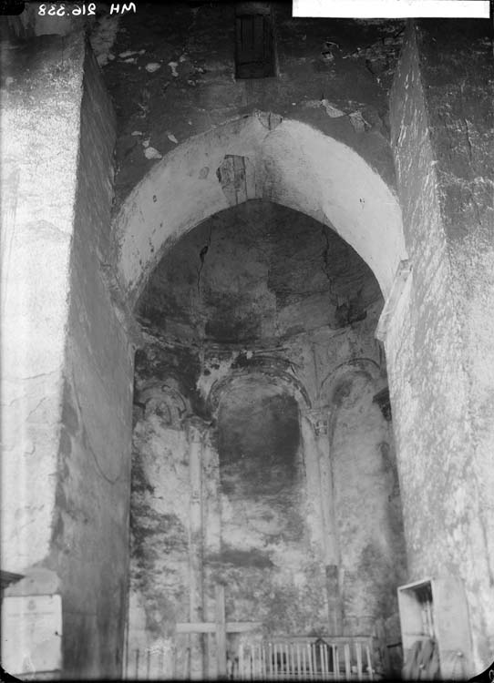 Intérieur de la chapelle appuyée au mur d'enceinte de l'abbaye : chœur