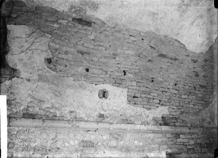 Intérieur de la chapelle appuyée au mur d'enceinte de l'abbaye : orifices de vases acoustiques ouvrant dans la voûte en berceau