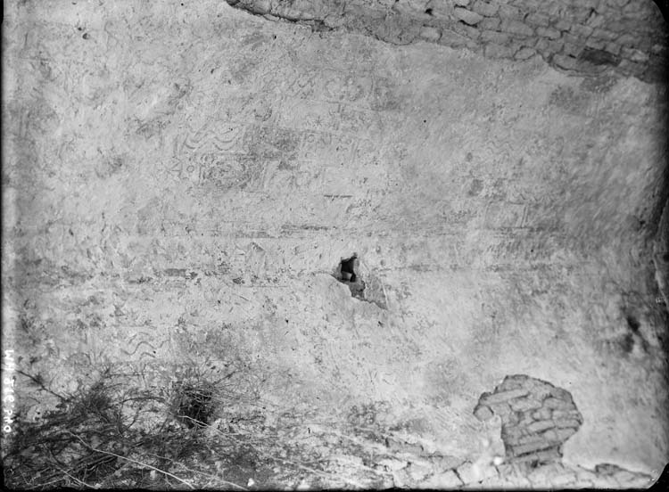 Intérieur de la chapelle appuyée au mur d'enceinte de l'abbaye : voûte en berceau, reste d'un décor géométrique