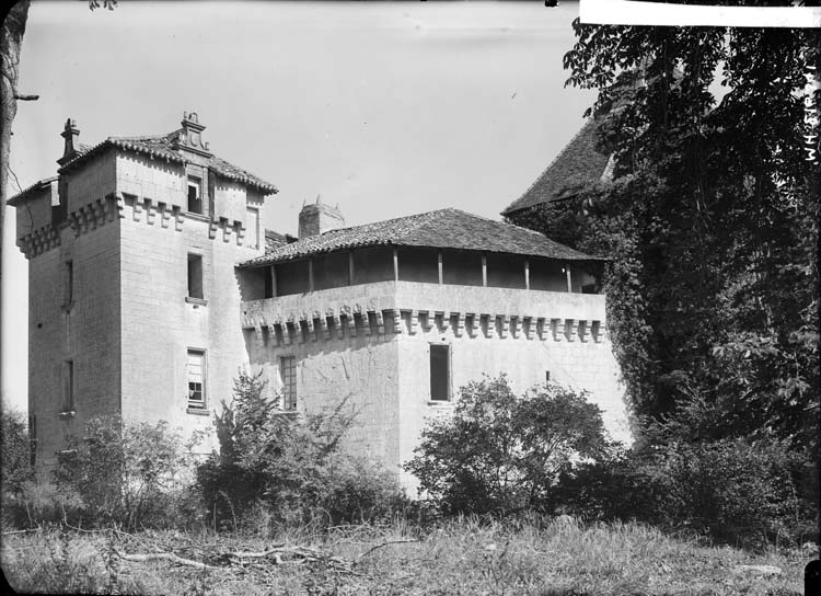 Corps de logis ouest à mâchicoulis coupé de deux lucarnes à fronton