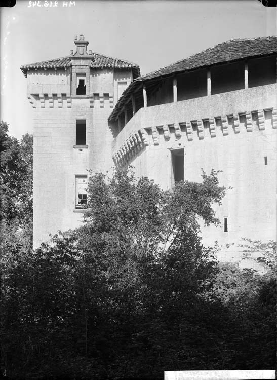 Corps de logis ouest à mâchicoulis et chemin de ronde couvert d'une galerie de bois