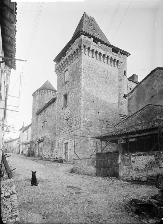 Façade principale ouest : entrée donnant sur une rue du village