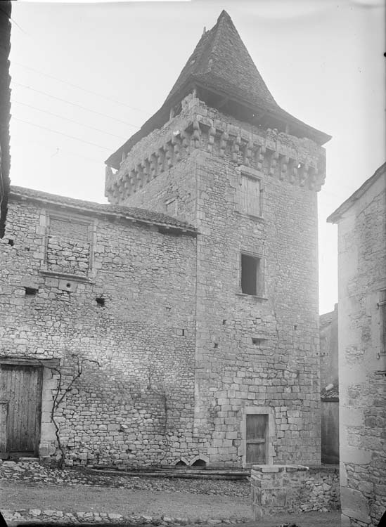 Façade principale ouest : tour carrée