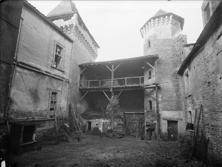 Revers de la façade principale ouest : cour délabrée