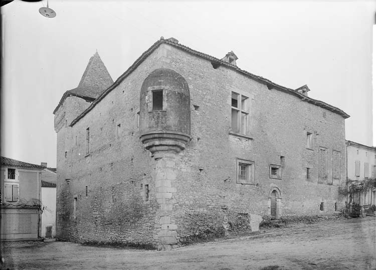 Façade est et sud sur la place