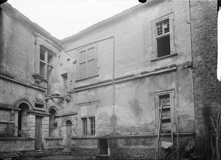 Cour intérieure : vue d'angle