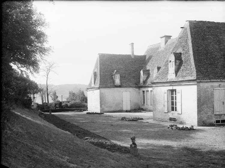 Façade sur le parc, au fond la vallée de la Dordogne