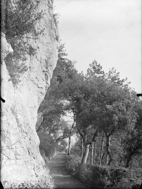 Parc : chemin sous les rochers, vers un calvaire