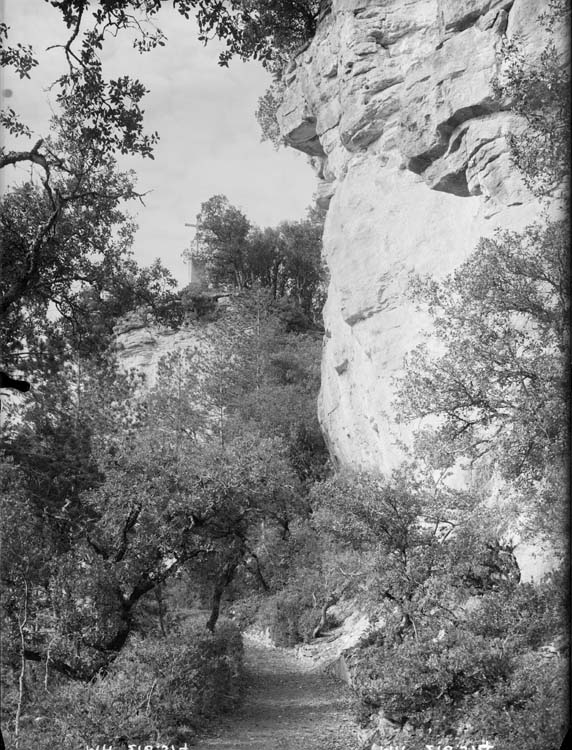 Parc : chemin sous les rochers, vers un calvaire