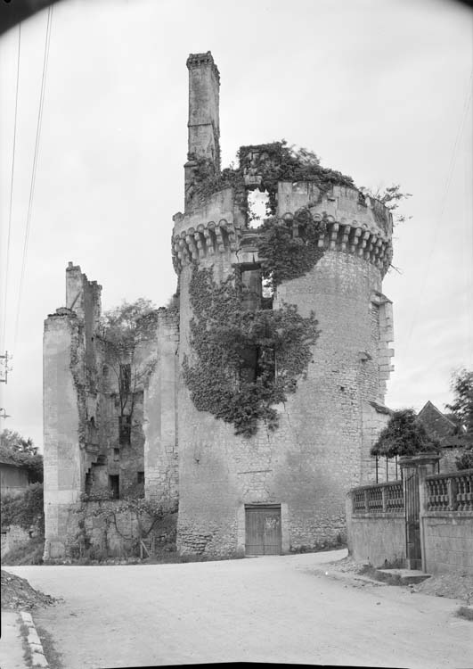 Gros donjon couronné d'un chemin de ronde sur corbeaux, coquilles sculptées