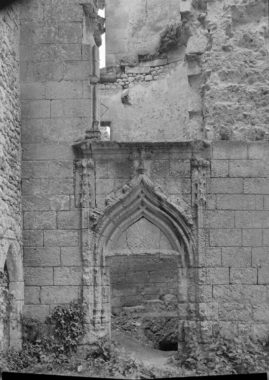 Porte d'entrée sculptée d'une double accolade et ornée de choux frisés