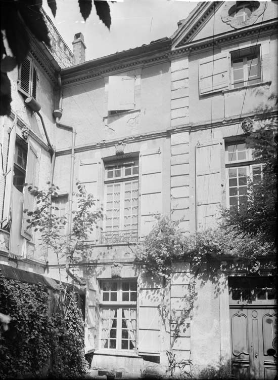 façade sur cour, vue partielle