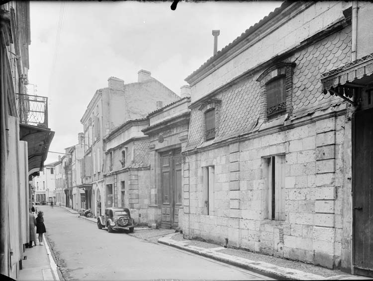 Façade sur rue et portail