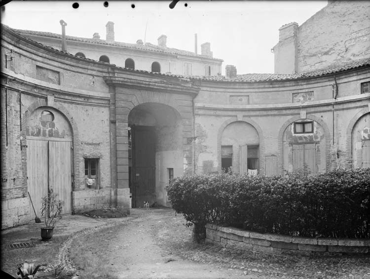 Revers du portail et ensemble de la cour, côté des communs