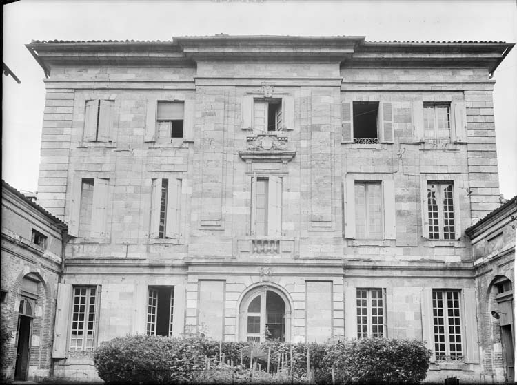 Façade principale sur la cour