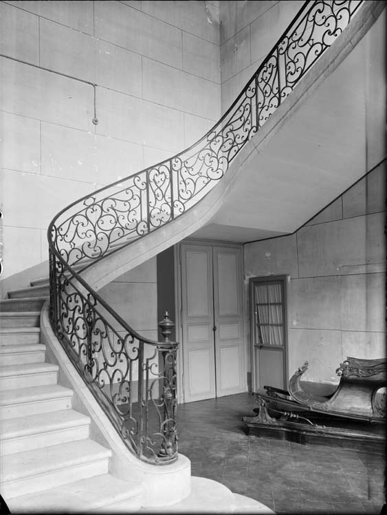 Intérieur, cage d'escalier : rampe en fer forgé