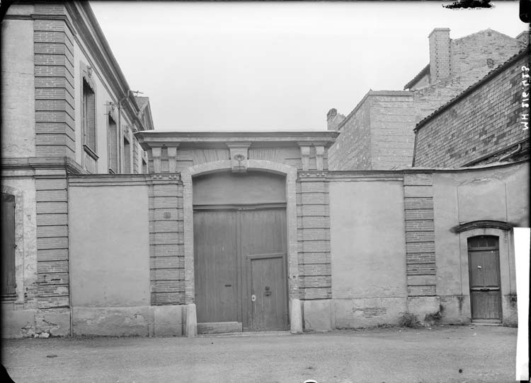 Façade sur rue et portail