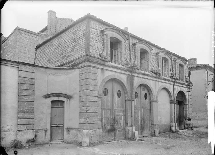 Façade sur la cour, à droite : les écuries