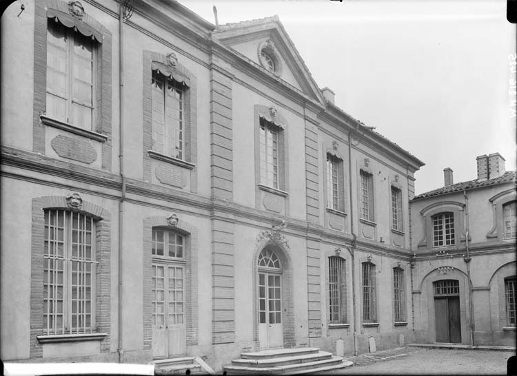 Façade principale sur la cour à gauche