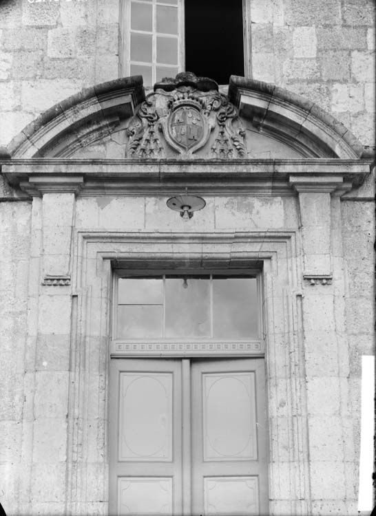 Corps de logis central : porte d'entrée, détail du fronton