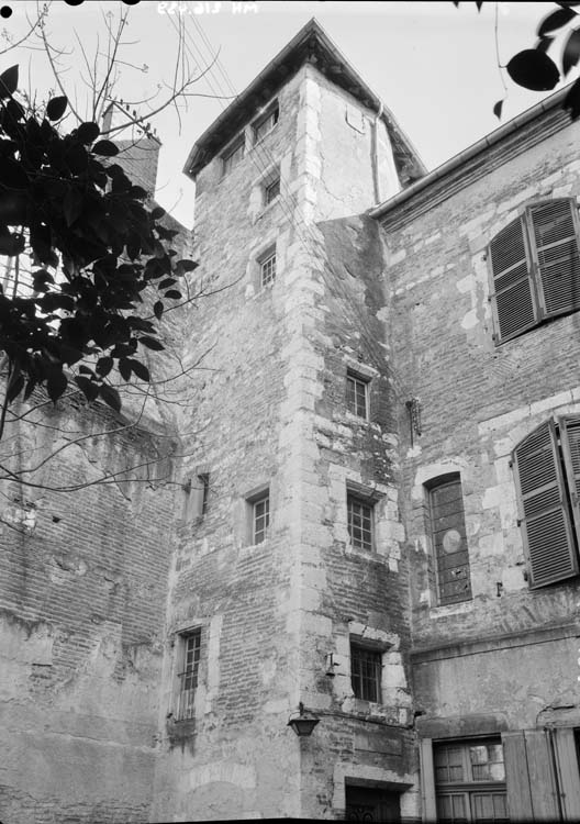 Façade sur cour : tourelle d'escalier carrée