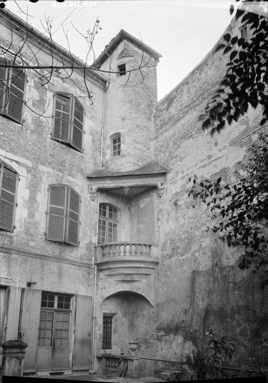 Façade sur cour : balcon d'angle à balustre