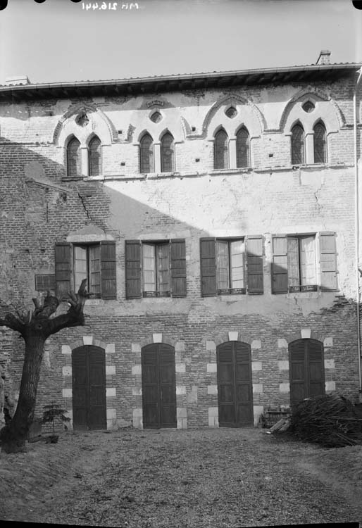 Façade postérieure : restauration maladroite des fenêtres du 2ème étage