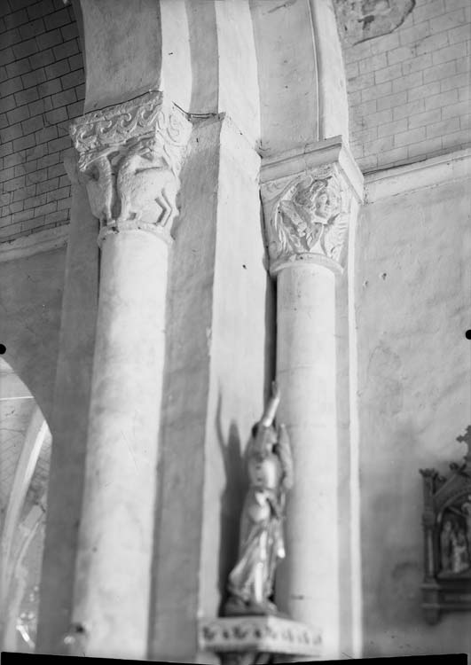 Intérieur, chapiteaux historiés à l'entrée du choeur côté sud (celui de gauche restauré)