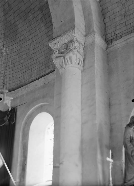 Intérieur, chapiteaux historiés à l'entrée de l'abside côté sud