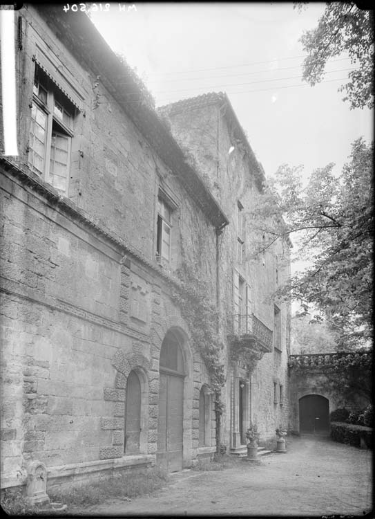 Façade Henri II en pierres vermiculées et tour carrée, ancien donjon