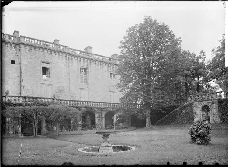 Façade : cloître et escalier vers la terrasse