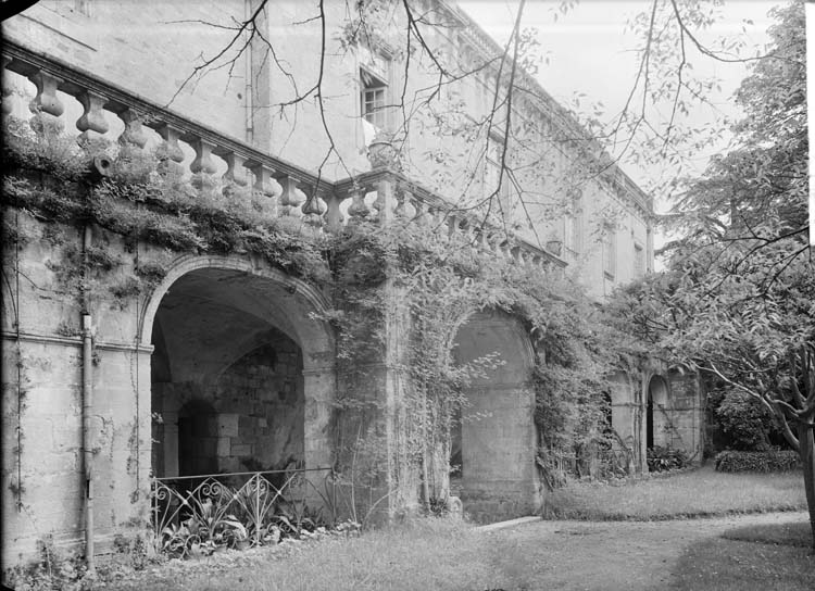 Façade, détail des arcades du cloître