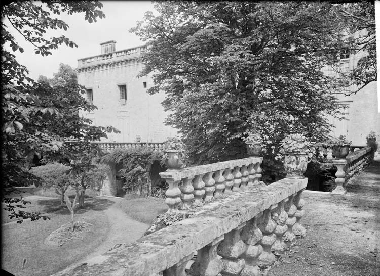 Façade : la terrasse et les jardins vus du haut de l'escalier de la terrasse